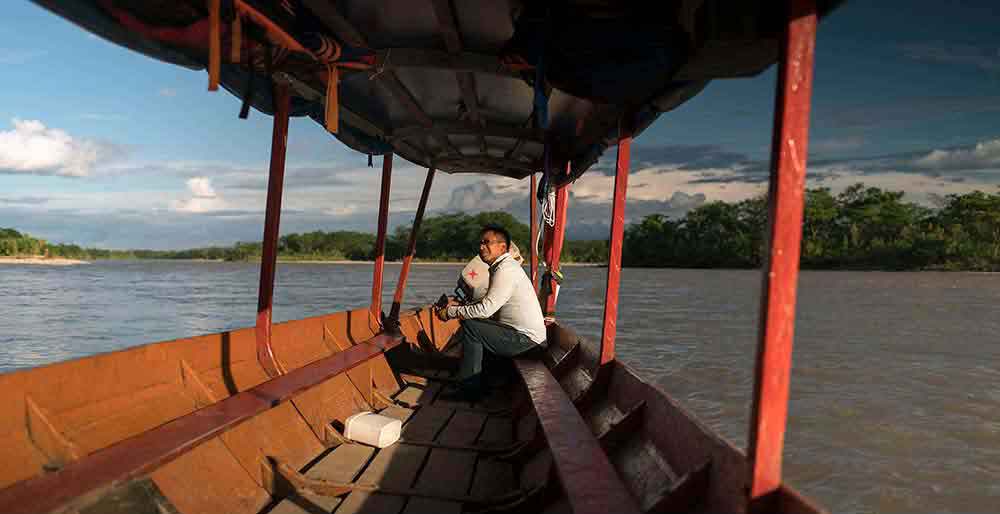 Hernando Chindoy crossing the Caquetá River