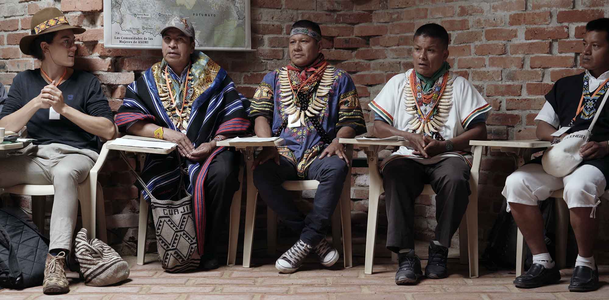 Tres médicos tradicionales de izquierda a derecha: Taita Arturo, Taita Aníbal (Kofán) y Taita Ernesto, presidente de UMIYAC, Unión de los médicos tradicionales en la Amazonía.